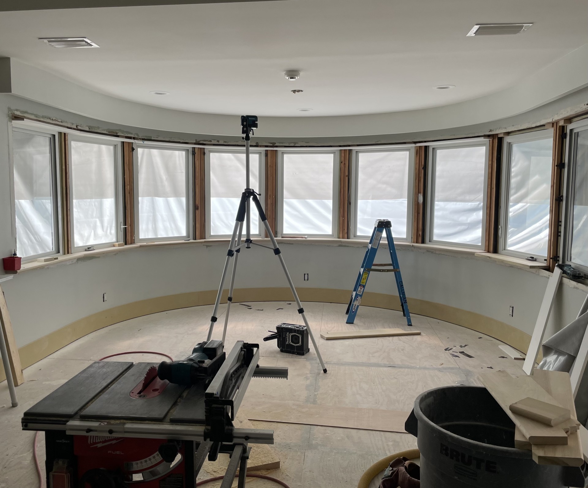 Curved room window installation — residential project